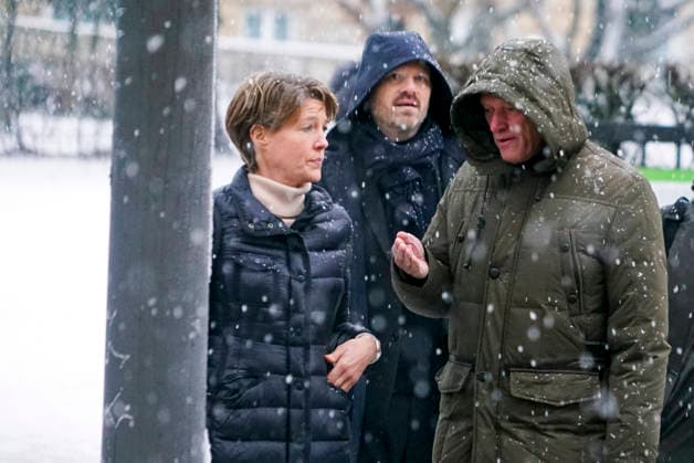 Gerhard Delling TV Moderator mit Rechtsanwalt David Rieks Christina Block zu Fuss im Schneetreiben auf dem Weg zur Verhandlung beim Prozess wegen mutmasslicher Kindesentfuehrung im Landgericht Hamburg Strafjustizgebaeude Entfuehrungsfall der Block Kinder Hamburg Deutschland