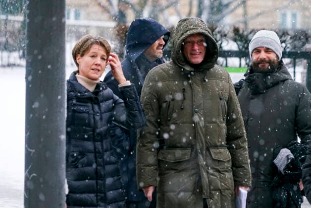 Gerhard Delling TV Moderator mit Rechtsanwalt David Rieks Christina Block zu Fuss im Schneetreiben auf dem Weg zur Verhandlung beim Prozess wegen mutmasslicher Kindesentfuehrung im Landgericht Hamburg Strafjustizgebaeude Entfuehrungsfall der Block Kinder Hamburg Deutschland