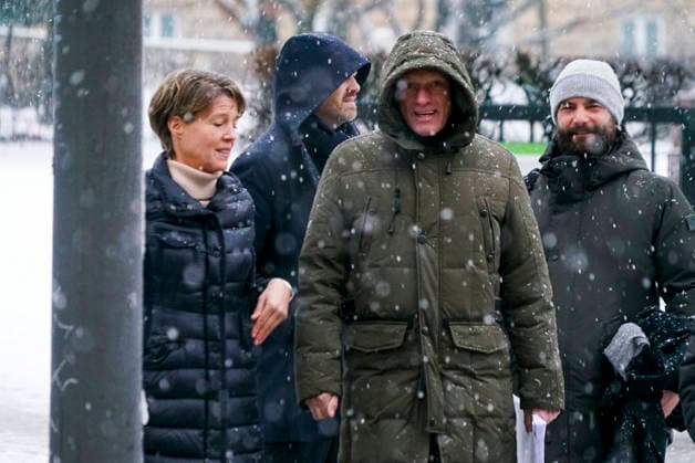Gerhard Delling TV Moderator mit Rechtsanwalt David Rieks Christina Block zu Fuss im Schneetreiben auf dem Weg zur Verhandlung beim Prozess wegen mutmasslicher Kindesentfuehrung im Landgericht Hamburg Strafjustizgebaeude Entfuehrungsfall der Block Kinder Hamburg Deutschland