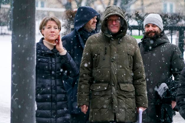 Gerhard Delling TV Moderator mit Rechtsanwalt David Rieks Christina Block zu Fuss im Schneetreiben auf dem Weg zur Verhandlung beim Prozess wegen mutmasslicher Kindesentfuehrung im Landgericht Hamburg Strafjustizgebaeude Entfuehrungsfall der Block Kinder Hamburg Deutschland