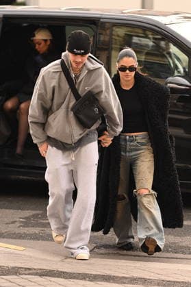 Romeo Beckham et sa compagne Kim Turnbull R Beckham and his brother C Beckham, with their respective partners K Turnbull and J Apostel, arrive at the La Réserve hotel in Paris, during Fashion Week, on January 26, 2026 On that day, their mother, V Beckham, will be made a Knight of Knight of Arts and Letters at the Ministry of Culture Pierre Perusseau Bestimage R Beckham and his brother C Beckham, with their respective partners K Turnbull and J Apostel, arrive at the La Réserve hotel in Paris, during Fashion Week, on January 26, 2026 On that day, their mother, V Beckham, will be made a Knight of the Arts and Letters at the Ministry of Culture Paris France  Copyright: xPierrexPerusseaux xBestimagexPierrexPerusseaux xBestimagex