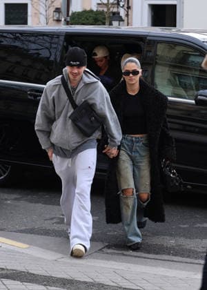 Romeo Beckham et sa compagne Kim Turnbull R Beckham and his brother C Beckham, with their respective partners K Turnbull and J Apostel, arrive at the La Réserve hotel in Paris, during Fashion Week, on January 26, 2026 On that day, their mother, V Beckham, will be made a Knight of Knight of Arts and Letters at the Ministry of Culture Denis Guignebourg Bestimage R Beckham and his brother C Beckham, with their respective partners K Turnbull and J Apostel, arrive at the La Réserve hotel in Paris, during Fashion Week, on January 26, 2026 On that day, their mother, V Beckham, will be made a Knight of the Arts and Letters at the Ministry of Culture Paris France  Copyright: xDenisxGuignebourgx xBestimagexDenisxGuignebourgx xBestimagex