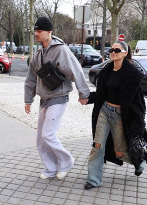 Romeo Beckham et sa compagne Kim Turnbull R Beckham and his brother C Beckham, with their respective partners K Turnbull and J Apostel, arrive at the La Réserve hotel in Paris, during Fashion Week, on January 26, 2026 On that day, their mother, V Beckham, will be made a Knight of Knight of Arts and Letters at the Ministry of Culture Denis Guignebourg Bestimage R Beckham and his brother C Beckham, with their respective partners K Turnbull and J Apostel, arrive at the La Réserve hotel in Paris, during Fashion Week, on January 26, 2026 On that day, their mother, V Beckham, will be made a Knight of the Arts and Letters at the Ministry of Culture Paris France  Copyright: xDenisxGuignebourgx xBestimagexDenisxGuignebourgx xBestimagex