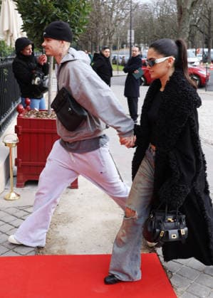 Romeo Beckham et sa compagne Kim Turnbull R Beckham and his brother C Beckham, with their respective partners K Turnbull and J Apostel, arrive at the La Réserve hotel in Paris, during Fashion Week, on January 26, 2026 On that day, their mother, V Beckham, will be made a Knight of Knight of Arts and Letters at the Ministry of Culture Denis Guignebourg Bestimage R Beckham and his brother C Beckham, with their respective partners K Turnbull and J Apostel, arrive at the La Réserve hotel in Paris, during Fashion Week, on January 26, 2026 On that day, their mother, V Beckham, will be made a Knight of the Arts and Letters at the Ministry of Culture Paris France  Copyright: xDenisxGuignebourgx xBestimagexDenisxGuignebourgx xBestimagex