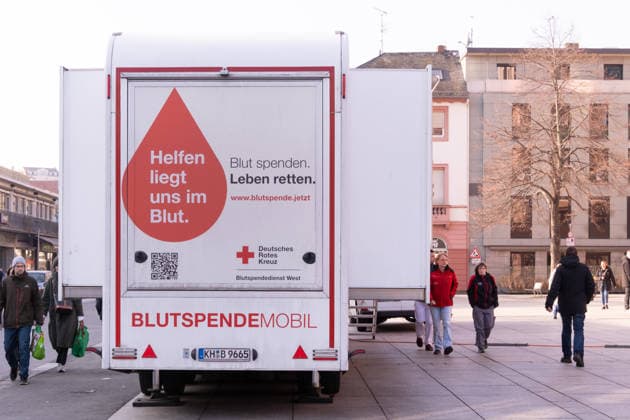 Fahrzeug aufgestellt zur Blutspende in der Innenstadt von Mainz *** Vehicle set up to Blood donation in the City centre from Mainz 1103504283