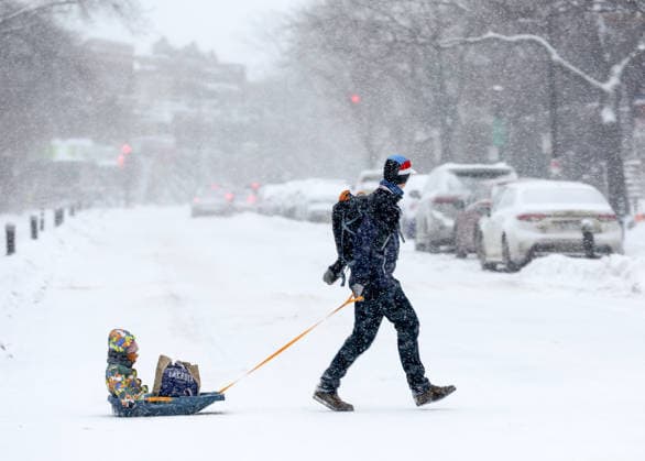 January 26, 2026, Montreal, Quebec, Canada: Heavy snowfall and extreme cold disrupted daily life in Montreal. As schools were closed and thousands were left without power, temperatures dropped to Ã¢ËÜ™13Ã‚Â°C with a wind chill of Ã¢ËÜ™20Ã‚Â°C on Monday, forcing multiple flight cancellations and delays at Trudeau Airport. Montreal Canada - ZUMAs278 20260126_zip_s278_018 Copyright: xSerkanxSenturkx