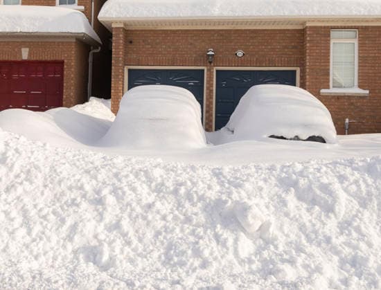 (260126) -- OAKVILLE, Jan. 26, 2026 -- Photo taken on Jan. 26, 2026 shows snow-covered vehicles in Oakville, the Greater Toronto Area, Canada. (Photo by Zou Zheng Xinhua) CANADA-OAKVILLE-WEATHER-SNOWFALL LinxWei 
