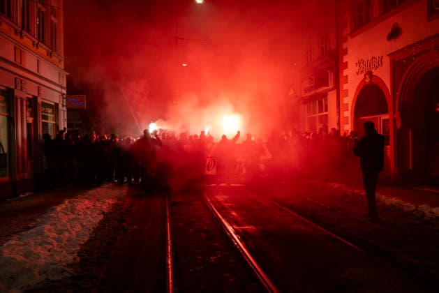 Martin Sellner in Erfurt 26012026 - Am Domplatz wurde Pyrotechnik gezuendet +++ Anlaesslich des 60. Jubilaeums des Fussballvereins Rot Weiss Erfurt findet in Erfurt eine Kundgebung von Fans statt. Teilnehmende versammeln sich im oeffentlichen Raum, um an das Vereinsjubilaeum zu erinnern. Am Rande der Veranstaltung kommt es zu einem Polizeieinsatz, nachdem Pyrotechnik gezuendet wird und einzelne Personen gegen Einsatzkraefte vorgehen. Erfurt Thueringen Deutschland *** Martin Sellner in Erfurt 26012026 Pyrotechnics were set off at the cathedral square On the occasion of the 60th anniversary of the Rot Weiss Erfurt football club, a rally of fans takes place in Erfurt Participants gather in public space to commemorate the clubs anniversary On 260126_ppb-62