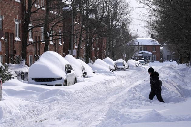 Aftermath of the Snowstorm in Toronto TORONTO, CANADA - JANUARY 26 : A woman walks next to parked cars buried in snow after a heavy snowfall in Toronto, Ontario, Canada on January 26, 2026. Mert Alper Dervis Anadolu Ontario Canada. Editorial use only. Please get in touch for any other usage.  Copyright: x2026xAnadoluxMertxAlperxDervisx