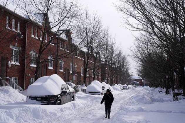 Aftermath of the Snowstorm in Toronto TORONTO, CANADA - JANUARY 26 : A woman walks next to parked cars buried in snow after a heavy snowfall in Toronto, Ontario, Canada on January 26, 2026. Mert Alper Dervis Anadolu Ontario Canada. Editorial use only. Please get in touch for any other usage.  Copyright: x2026xAnadoluxMertxAlperxDervisx