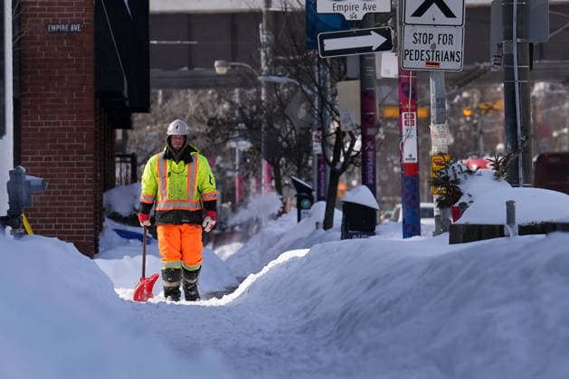 Aftermath of the Snowstorm in Toronto TORONTO, CANADA - JANUARY 26 : A city worker walks with a snow shovel after a heavy snowfall in Toronto, Ontario, Canada on January 26, 2026. Mert Alper Dervis Anadolu Ontario Canada. Editorial use only. Please get in touch for any other usage.  Copyright: x2026xAnadoluxMertxAlperxDervisx