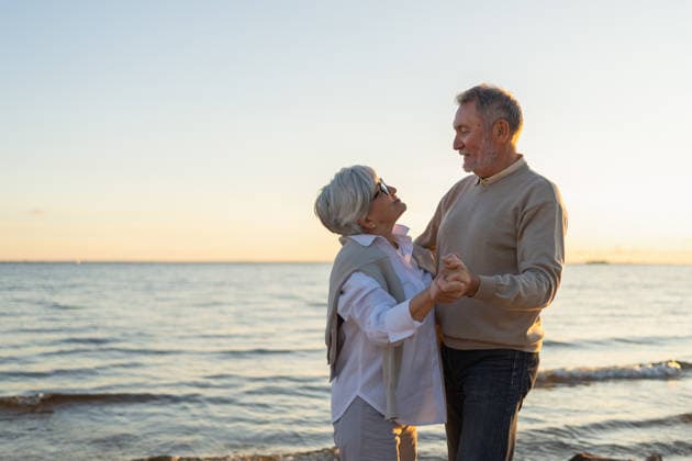 In Bewegung bleiben. Romantische Senior reifen Paar tanzen zusammen am Strand im Freien Erholung. Glücklich lächelnd Familie im Ruhestand Mann Frau Mann Frau mit Spaß genießen die Zeit zusammen. Familie Moment Liebe Pflege. Keep moving. Romantic senior mature couple dancing together on beach outdoor recreation. Happy smiling family retired man woman husband wife having fun enjoying time together. Family moment love care (License=RF) ,model released, Symbolfoto Copyright: xZoonar.com IuliiaxZavalishinax 24507452 ,model released, Symbolfoto ,property released
