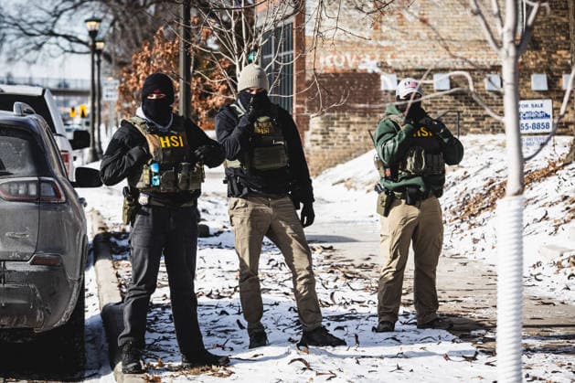 January 26, 2026, St. Paul, Minnesota, USA: ICE - IMMIGRATION AND CUSTOMS ENFORCEMENT agents knock on doors as part of the OPERATION METRO SURGE immigration crackdown in St. Paul, Minnesota. St. Paul USA - ZUMAd256 20260126_znp_d256_046 Copyright: xDavexDeckerx