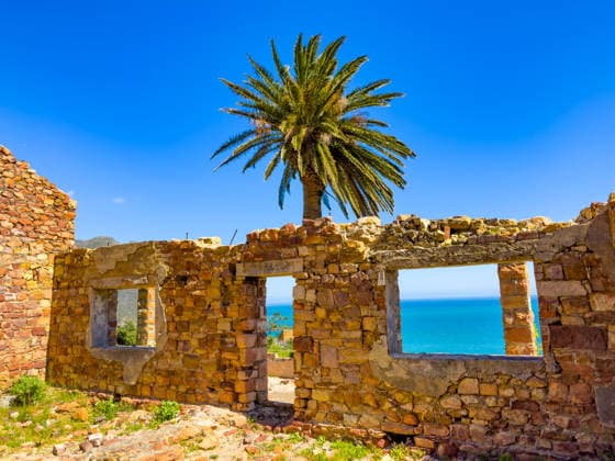 Malerischer Blick auf die Ruine eines alten historischen Kolonialgebäudes aus Stein, Kapstadt, Südafrika scenic view of old historic colonial stone building ruin, Cape Town, South Africa (License=RF) Copyright: xZoonar.com MICHAELxCxTURNERx 24527842