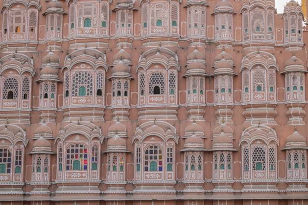 Nahaufnahme der rosafarbenen Sandsteinfassade mit komplizierten Fenstern von Hawa Mahal in Jaipur, Jaipur, Indien Close-up of pink sandstone facade with intricate windows of Hawa Mahal in Jaipur, Jaipur, India Copyright: imageBROKER xLoredanaxDexSole ibxlld16286054.jpg