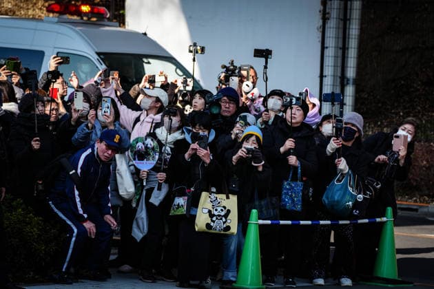 (260127) -- TOKYO, Jan. 27, 2026 -- Local residents bid farewell to the twin giant pandas Xiao Xiao and Lei Lei outside the Ueno Zoological Gardens in Tokyo, Japan, on Jan. 27, 2026. The last remaining two giant pandas in Japan on Tuesday left Tokyo s Ueno zoo for their return to China, marking the first time that there will be no pandas in Japan in around half a century. The twin pandas, Xiao Xiao and Lei Lei, were transported by truck from the Ueno Zoological Gardens to Narita Airport, where they were scheduled to board a flight back to China. Xiao Xiao and Lei Lei were born in 2021 to their mother Shin Shin and her mate, Ri Ri, which were returned to China in September 2024. Their elder sister, celebrity giant panda Xiang Xiang, r