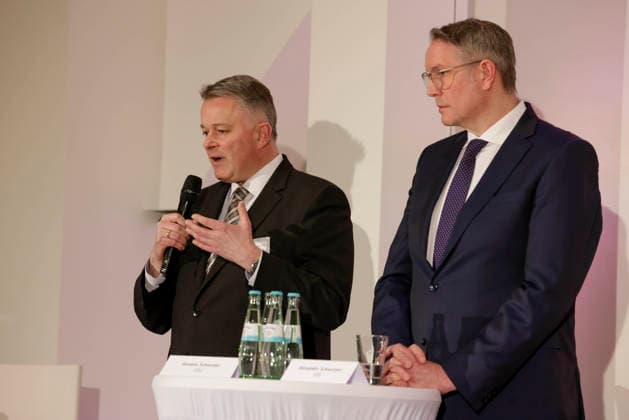 IHK-Wahlgipfel - Wirtschaft im Dialog mit der Politik zur Landtagswahl Rheinland-Pfalz 2026 vlnr.: vlnr.: Gordon Schnieder Landes- und Fraktionsvorsitzender der CDU, Alexander Schweitzer Ministerpräsident des Landes Rheinland-Pfalz, SPD, 26.01.26 *** IHK Election Summit Business in dialog with politicians on the Rhineland-Palatinate 2026 state election from left to right Gordon Schnieder State and parliamentary group leader of the CDU, Alexander Schweitzer Minister President of Rhineland-Palatinate, SPD, 26 01 26