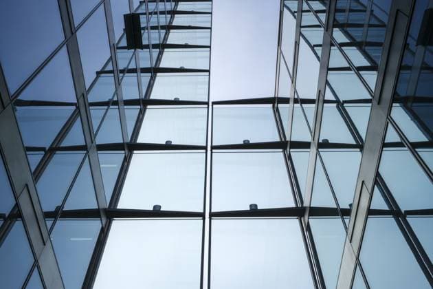 Detailansicht von einem Glasgebäude mit reflektierenden Fenstern und modernem Design, Hegau-Tower, Singen am Hohentwiel, Landkreis Konstanz, Baden-Württemberg, Deutschland Detailed view of a glass building with reflective windows and modern design, Hegau-Tower, Singen am Hohentwiel, Konstanz district, Baden-Württemberg, Germany Copyright: imageBROKER MarkusxKeller ibxmkl16369814.jpg