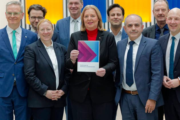 Bas zum Bericht der Sozialstaatskommission 2026-01-27 Deutschland, Berlin Bärbel Bas (SPD), Bundesministerin für Arbeit und Soziales, nimmt den Abschlussbericht der Kommission zur Sozialstaatsreform entgegen. *** Bas on the report of the Welfare State Commission 2026 01 27 Germany, Berlin Bärbel Bas SPD , Federal Minister of Labor and Social Affairs, receives the final report of the Commission on Welfare State Reform
