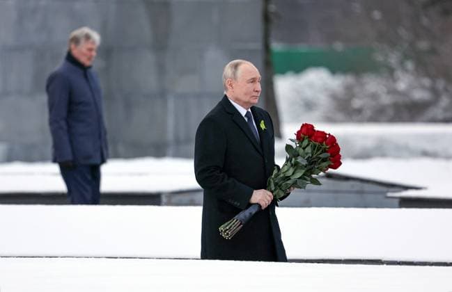 Russia Putin WWII Leningrad Siege Lifting Anniversary 9094224 27.01.2026 Russian President Vladimir Putin lays flowers to the grave of his older brother Viktor who died of diphtheria during the siege of Leningrad in the Piskaryovskoye Memorial Cemetery on the 82nd anniversary of the lifting of the city s siege during World War Two, in St. Petersburg, Russia. Alexander Kazakov Sputnik St. Petersburg Russia  Copyright: xAlexanderxKazakovx