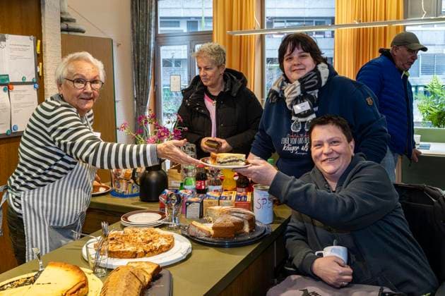 Plauschkaffee hat ein breites Angebot aufgebaut ** NUR FÜR REDAKTIONELLE ZWECKE ** EDITORIAL USE ONLY **<p>Eine Gruppe Senioren sitzt am 27.1.2026 im SeniorencafÃ am Neumarkt in Emmerich und Ingrid Krothaus reicht Conny Grieger ein Stück Kuchen mit Simone Verweyen. Die Einrichtung bietet ein breites Angebot an Foto : Arnulf Stoffel Funke Foto Services < p> Buntes Deutschland NRW Rees Copyright: ArnulfxStoffel