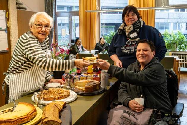 Plauschkaffee hat ein breites Angebot aufgebaut ** NUR FÜR REDAKTIONELLE ZWECKE ** EDITORIAL USE ONLY **<p>Eine Gruppe Senioren sitzt am 27.1.2026 im SeniorencafÃ am Neumarkt in Emmerich und Ingrid Krothaus reicht Conny Grieger ein Stück Kuchen mit Simone Verweyen. Die Einrichtung bietet ein breites Angebot an Foto : Arnulf Stoffel Funke Foto Services < p> Buntes Deutschland NRW Rees Copyright: ArnulfxStoffel