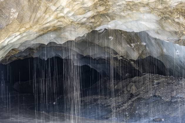Schmelzwasser an einer Gletscherhöhle, unterirdischer Gletscherbach, Castner Glacier, Delta Range, Alaska Range, Richardson Highway, Alaska, USA Meltwater at a glacier cave, underground glacier stream, Castner Glacier, Delta Range, Alaska Range, Richardson Highway, Alaska, USA Copyright: imageBROKER Marax&xMoritzxWolf ibxmzf16198846.jpg