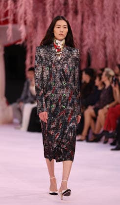 DeÌfileÌ Chanel Haute Couture printemps-eÌteÌ 2026 Model on the runway DeÌfileÌ Chanel Haute Couture printemps-eÌteÌ 2026 au Grand Palais Ã Paris le 27 janvier 2026. Chanel Haute Couture Spring Summer 2026 fashion show at the Grand Palais in Paris on January 27, 2026.  Copyright: xFabricexChasseryx
