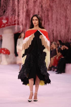 DeÌfileÌ Chanel Haute Couture printemps-eÌteÌ 2026 Model on the runway DeÌfileÌ Chanel Haute Couture printemps-eÌteÌ 2026 au Grand Palais Ã Paris le 27 janvier 2026. Chanel Haute Couture Spring Summer 2026 fashion show at the Grand Palais in Paris on January 27, 2026.  Copyright: xFabricexChasseryx