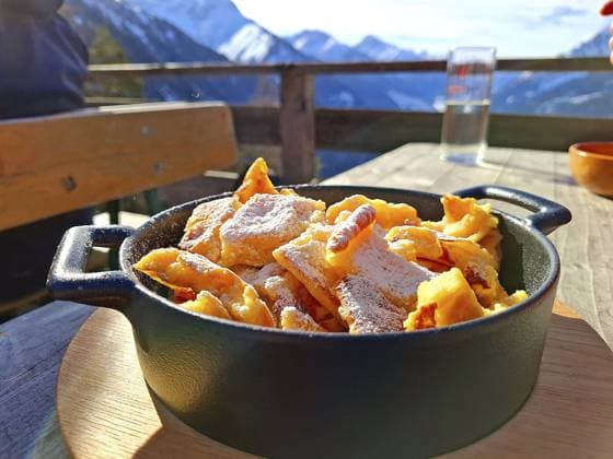Kaiserschmarrn auf einem Holztisch mit Blick auf schneebedeckte Alpen Kaiserschmarrn on a wooden table with a view of snow-covered Alps Copyright: imageBROKER NilsxReisenberg ibxnsr16132476.jpg