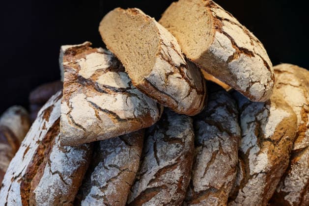 Original Tollkötter Hausbrot - Das originale *Tollkötter Hausbrot* liegt am 27.01.2026 in der Auslage einer Filiale der Traditionsbäckerei Tollkötter in Münster (Nordrhein-Westfalen, Deutschland). Die seit 1904 bestehende Familienbäckerei Tollkötter ist weit über die Stadtgrenzen hinaus für ihre handwerkliche Backtradition und die Verwendung regionaler Rohstoffe bekannt, wobei das Hausbrot als einer der Klassiker des Sortiments gilt. *** Original Tollkötter house bread The original Tollkötter house bread is on display on 27 01 2026 in a branch of the traditional Tollkötter bakery in Münster North Rhine-Westphalia, Germany The Tollkötter family bakery, which has existed since 1904, is known far beyond the city limits for its artisan