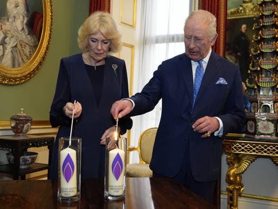 . 27 01 2026. London, United Kingdom. King Charles III and Queen Camilla light candles during a reception to mark Holocaust Memorial Day. at Buckingham Palace in London.  xPoolx xi-Imagesx IIM-26530-0002