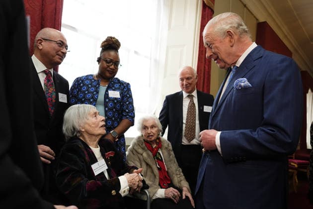 . 27 01 2026. London, United Kingdom. King Charles III speaks with Holocaust survivor Kitty Hart-Moxon during a reception to mark Holocaust Memorial Day. at Buckingham Palace in London.  xPoolx xi-Imagesx IIM-26530-0007