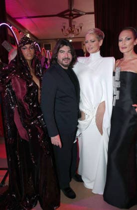 Un Model, Stephane Rolland, Nieves Alvarez et Adriana Karembeu au greeting du défilé Stéphane Rolland, Collection Haute Couture Printemps Eté 2026 lors de la Fashion Week de Paris PFW au Cirque dHiver Bouglione, à Paris, France, le 27 janvier 2026 Bertrand Rindoff Bestimage Greeting Stephane Rolland Haute Couture Spring Summer 2026 show as part of Paris Fashion Week on January 27, 2026 in Paris, France Paris France  Copyright: xBERTRANDxRINDOFFxPETROFFx xBESTIMAGExBERTRANDxRINDOFFxPETROFFx xBESTIMAGEx