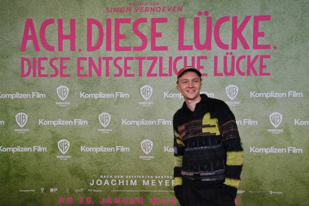 Bruno ALEXANDER (Schauspieler), Einzelbild,angeschnittenes Einzelmotiv,Halbfigur,halbe Figur, Weltpremiere ACH.DIESE LUECKE-DIESE ENTSETZLICHE LUECKE am 27.01.20226 im Mathaeser Kino in Muenchen.