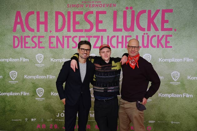 v.li:Simon VERHOEVEN, (Regie,Drehbuch), Bruno ALEXANDER (Schauspieler), Joachim MEYERHOFF (Romanautor). Weltpremiere ACH.DIESE LUECKE-DIESE ENTSETZLICHE LUECKE am 27.01.20226 im Mathaeser Kino in Muenchen.