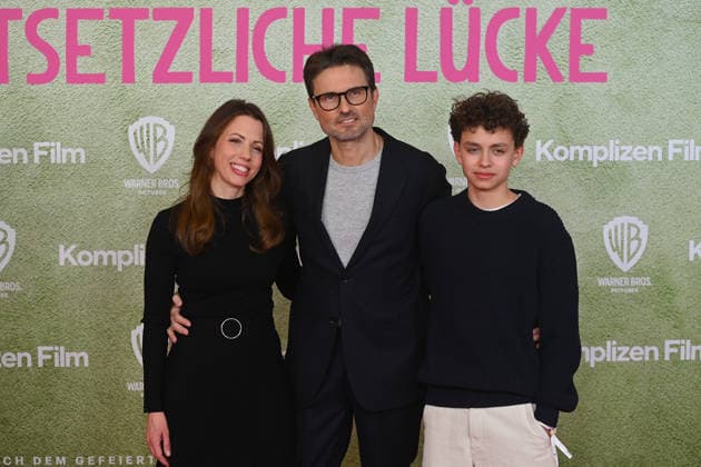 Simon VERHOEVEN mit Ehefrau Nina und Sohn David. Weltpremiere ACH.DIESE LUECKE-DIESE ENTSETZLICHE LUECKE am 27.01.20226 im Mathaeser Kino in Muenchen.
