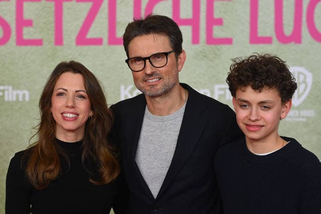 Simon VERHOEVEN mit Ehefrau Nina und Sohn David. Weltpremiere ACH.DIESE LUECKE-DIESE ENTSETZLICHE LUECKE am 27.01.20226 im Mathaeser Kino in Muenchen.