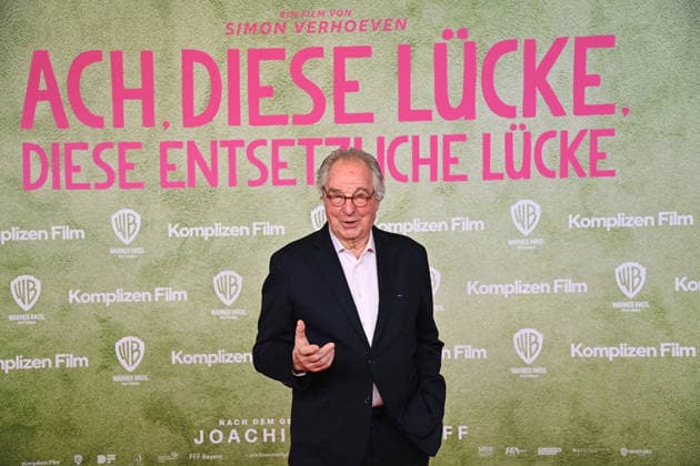 Friedrich VON THUN (Schauspieler), Einzelbild,angeschnittenes Einzelmotiv,Halbfigur,halbe Figur. Weltpremiere ACH.DIESE LUECKE-DIESE ENTSETZLICHE LUECKE am 27.01.20226 im Mathaeser Kino in Muenchen.