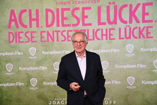 Friedrich VON THUN (Schauspieler), Einzelbild,angeschnittenes Einzelmotiv,Halbfigur,halbe Figur. Weltpremiere ACH.DIESE LUECKE-DIESE ENTSETZLICHE LUECKE am 27.01.20226 im Mathaeser Kino in Muenchen.