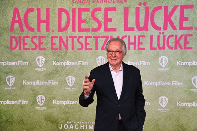 Friedrich VON THUN (Schauspieler), Einzelbild,angeschnittenes Einzelmotiv,Halbfigur,halbe Figur. Weltpremiere ACH.DIESE LUECKE-DIESE ENTSETZLICHE LUECKE am 27.01.20226 im Mathaeser Kino in Muenchen.