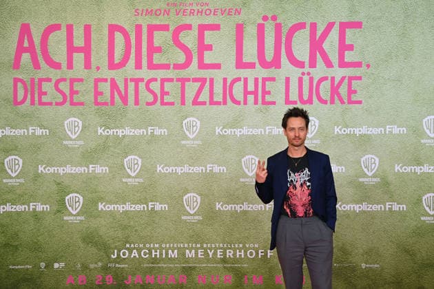 Tom SCHILLING (Schauspieler), Einzelbild,angeschnittenes Einzelmotiv,Halbfigur,halbe Figur. Weltpremiere ACH.DIESE LUECKE-DIESE ENTSETZLICHE LUECKE am 27.01.20226 im Mathaeser Kino in Muenchen.