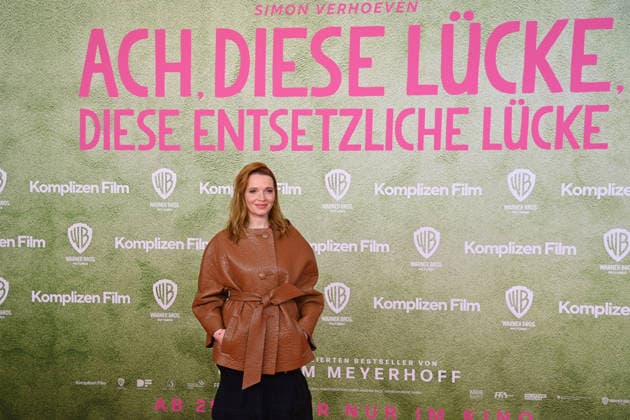 Karoline HERFURTH (Schauspielerin), Einzelbild,angeschnittenes Einzelmotiv,Halbfigur,halbe Figur. Weltpremiere ACH.DIESE LUECKE-DIESE ENTSETZLICHE LUECKE am 27.01.20226 im Mathaeser Kino in Muenchen.
