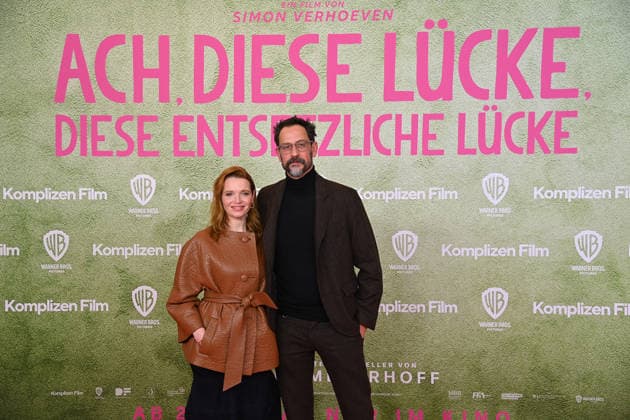Karoline HERFURTH (Schauspielerin), Ehemann Christopher DOLL (Filmproduzent). Weltpremiere ACH.DIESE LUECKE-DIESE ENTSETZLICHE LUECKE am 27.01.20226 im Mathaeser Kino in Muenchen.