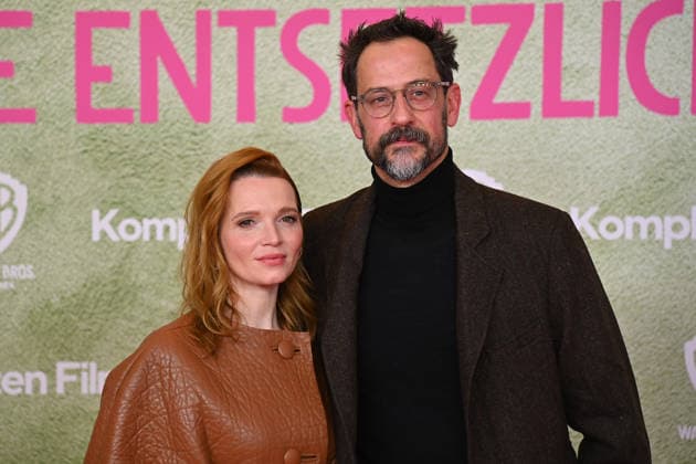 Karoline HERFURTH (Schauspielerin), Ehemann Christopher DOLL (Filmproduzent). Weltpremiere ACH.DIESE LUECKE-DIESE ENTSETZLICHE LUECKE am 27.01.20226 im Mathaeser Kino in Muenchen.