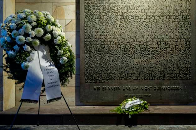 Blumenkranz mit Schleife der Stadt Osnabrück neben der Gedenktafel der jüdischen NS-Opfer. Wir erinnenr um nicht zu vergessen 26.01.2026 Zentrale Gedenkfeier für die Opfer des Nationalsozialismus in Osnabrück *** Wreath of flowers with ribbon of the city of Osnabrück next to the memorial plaque of the Jewish victims of National Socialism We remember so as not to forget 26 01 2026 Central commemoration ceremony for the victims of National Socialism in Osnabrück