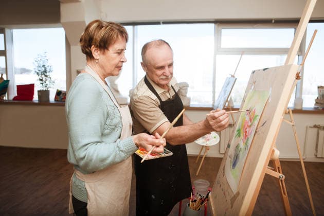 Älterer Mann und ältere Frau, beide Künstler, malen mit Staffelei, Palette und Pinsel ein Bild in ihrem Atelier. Dopamin-Hobbys, achtsame Aktivitäten, praktische Kreativität, emotionales Wohlbefinden. Senior man and Senior woman artist with easel, palette and paint brush painting picture at studio. dopamine hobbies, , mindful activities, hands-on creativity, emotional wellbeing. (License=RF) ,model released, Symbolfoto Copyright: xZoonar.com UliaxZotaninax 24514381 ,model released, Symbolfoto ,property released