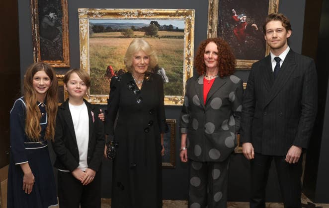 Queen Camilla Attends Hamnet Special Screening LONDON, ENGLAND - JANUARY 27: (L-R) Olivia Lynes, Jacobi Jupe, Queen Camilla, Maggie O Farrell and Joe Alwyn attend a special screening of Hamnet hosted by the Queen s Reading Room at The May Fair Hotel on January 27, 2026 in London, England., Credit:Chris Jackson Avalon United Kingdom, England, London, The May Fair Hotel  Copyright: xChrisxJacksonx xAvalonx 1069861678