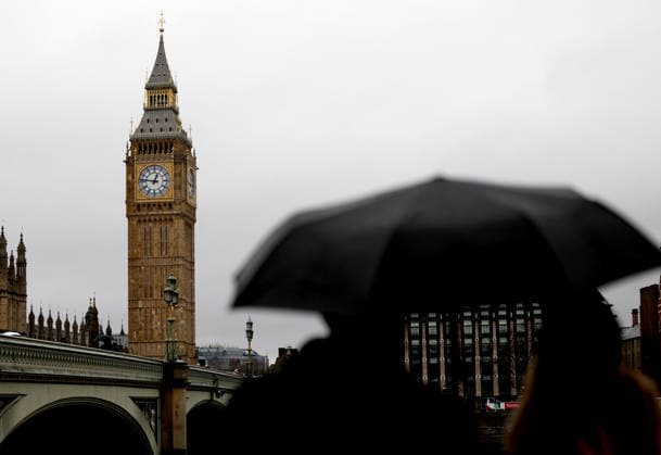 (260127) -- LONDON, Jan. 27, 2026 -- People walk with umbrellas near the Big Ben in London, Britain, Jan. 27, 2026, as Storm Chandra brings rain to much of the country. ) BRITAIN-LONDON-STORM CHANDRA LixYing 