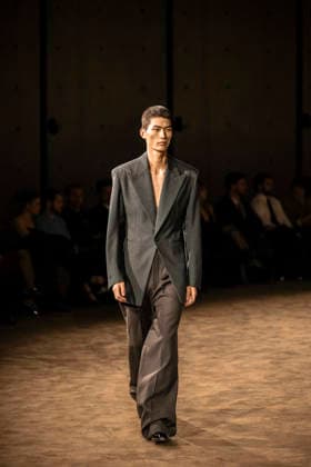 PFW Saint Laurent runway EB A model presents a creation by designer Anthony Vaccarello as part of his Menswear Fall Winter 2026-2027 collection show for fashion house Saint Laurent during Men s Fashion Week in Paris, France, January 27, 2026. Photo by Eliot Blondet ABACAPRESS.COM Paris France France  Copyright: xBlondetxEliot ABACAx